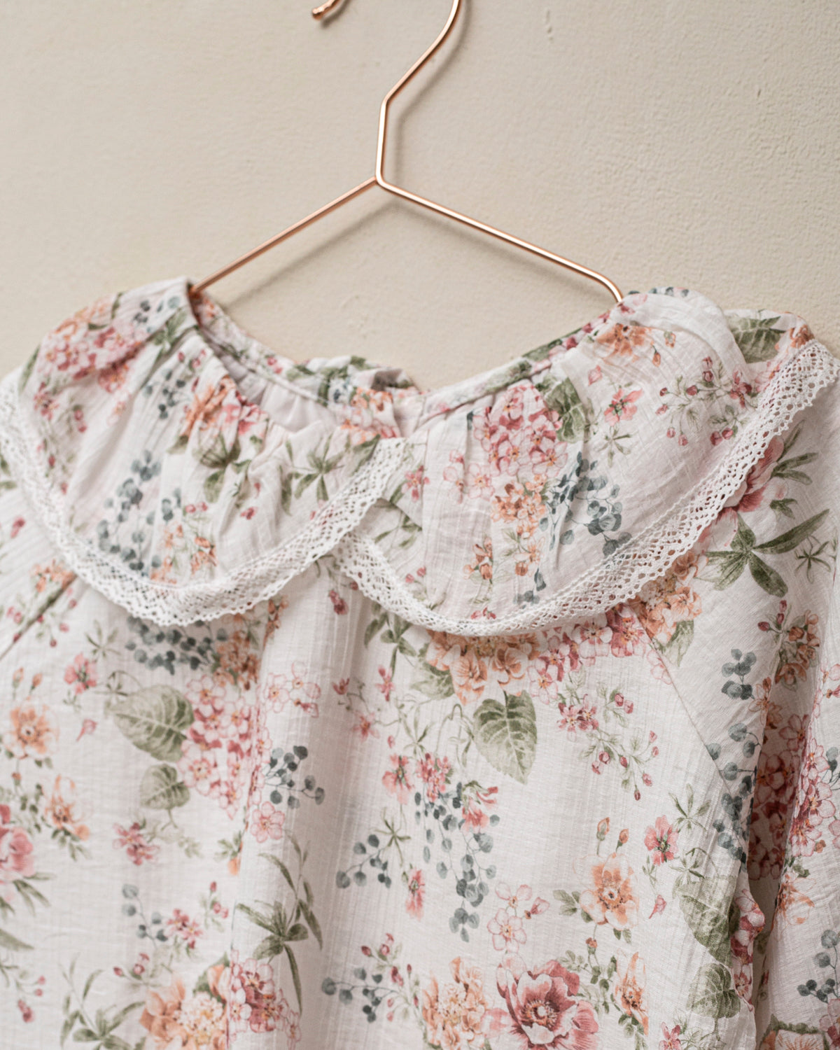 Conjunto de flores para adolescentes falda y blusa. Cosmosophie