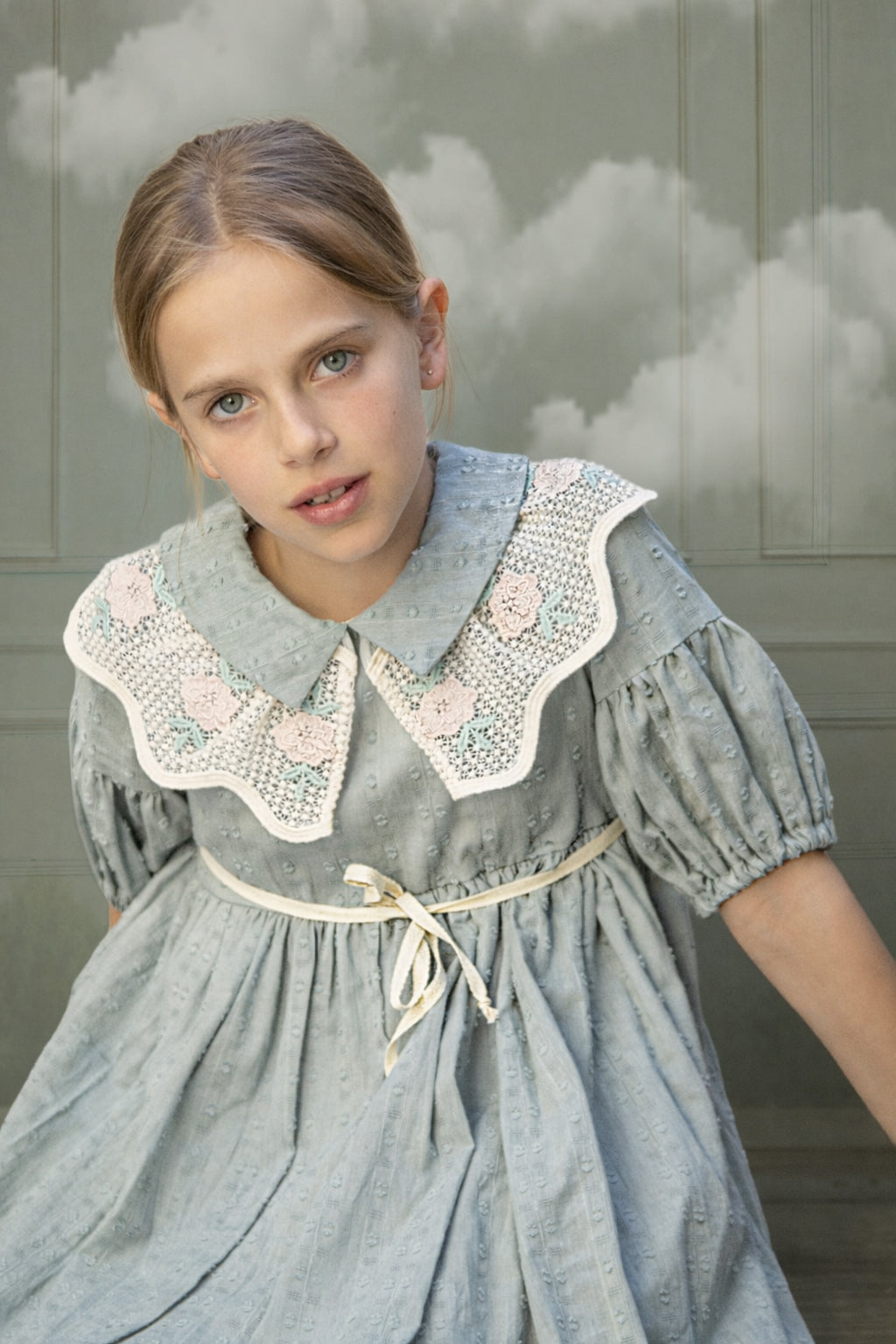 Vestido de niña  invitada en azul verdoso con cuello de encaje. Para boda o primera comunion. Cosmosophie