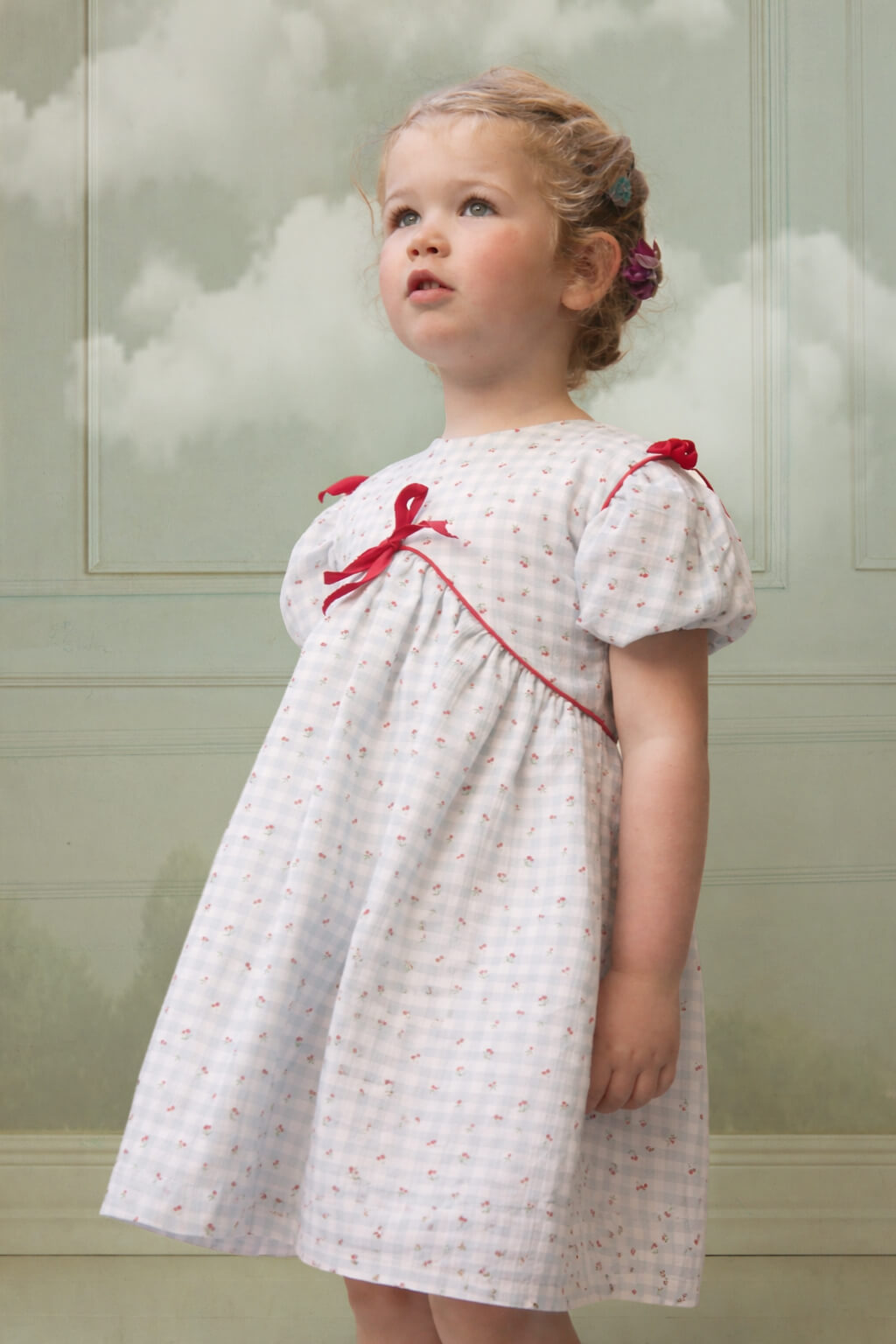 Vestido para niña invitada vichy azul con estampado de cerezas Cosmosophie