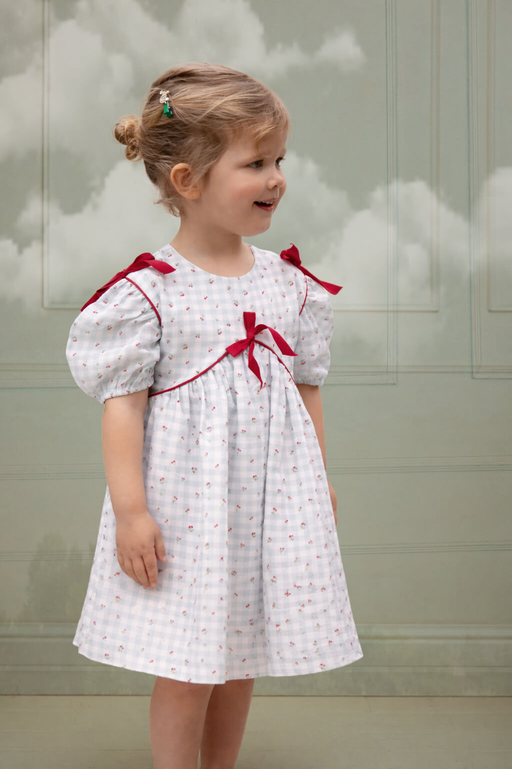 Vestido para niña invitada vichy azul con estampado de cerezas Cosmosophie