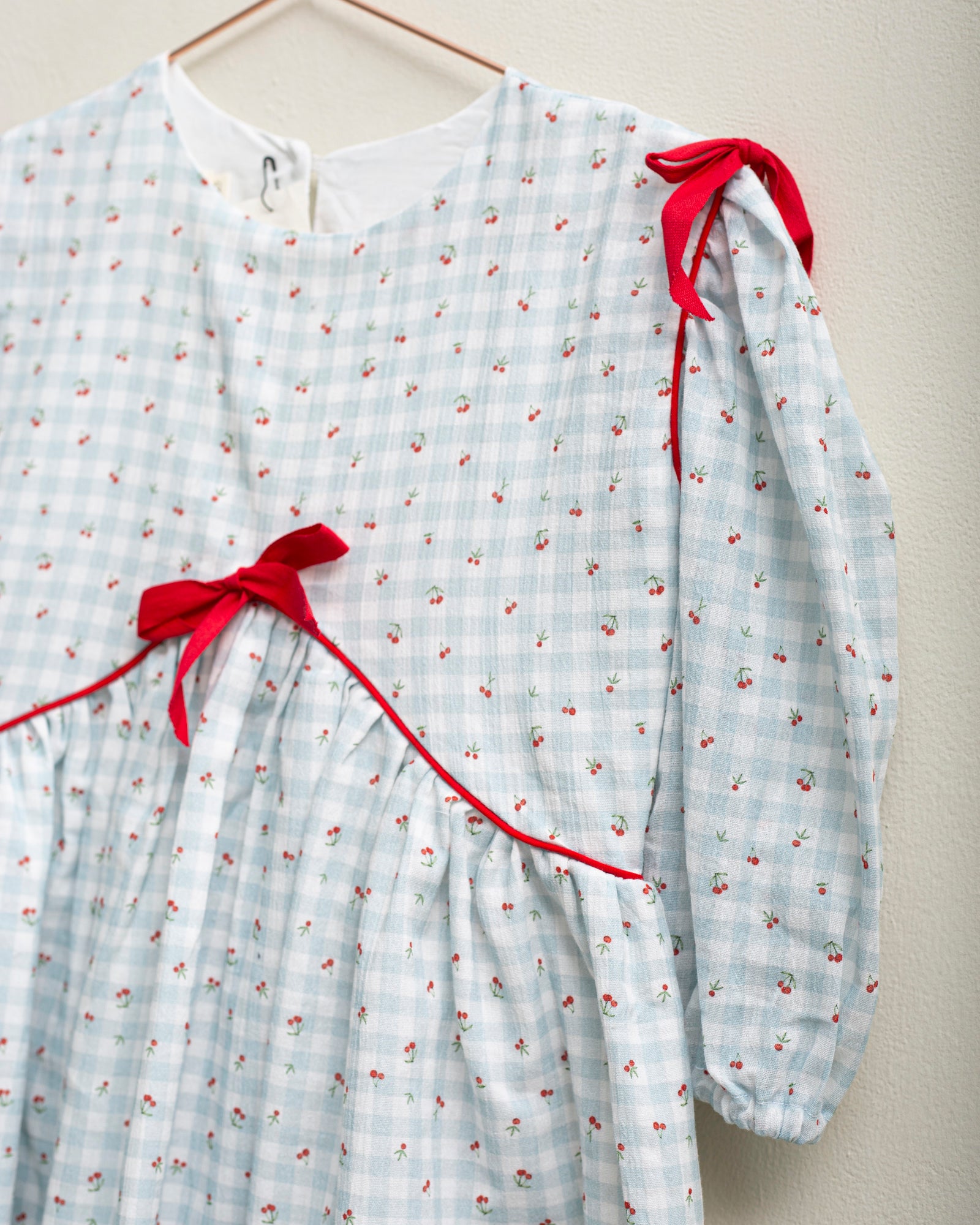 Vestido Cox vichy azul con estampado de cerezas Cherry