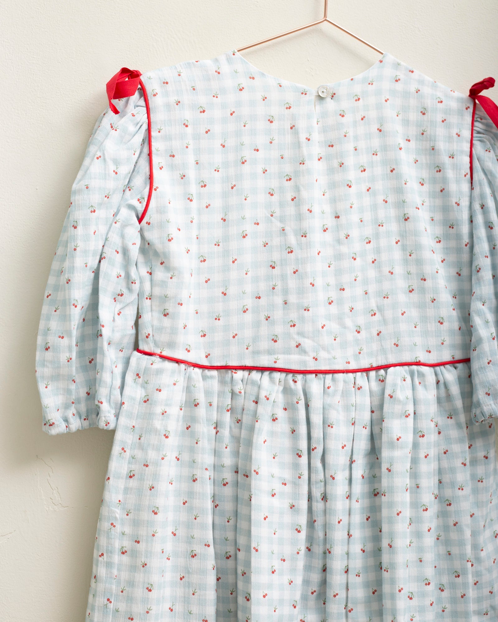 Vestido Cox vichy azul con estampado de cerezas Cherry