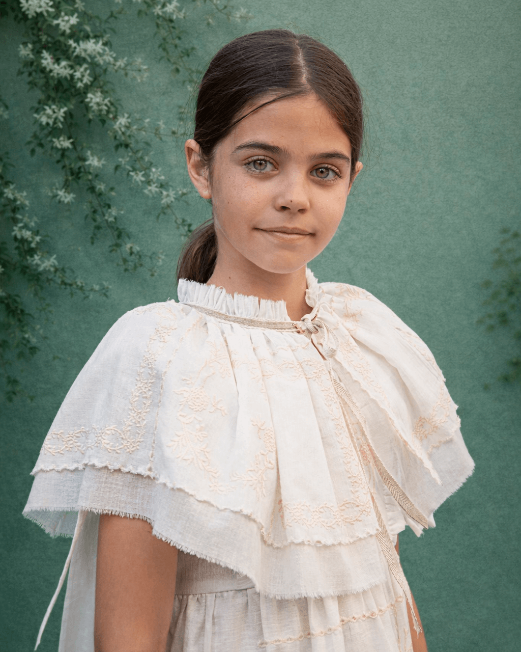 Cuello capa para vestido en bambula bordada en blanco y rosa para traje de arras Cosmosophie