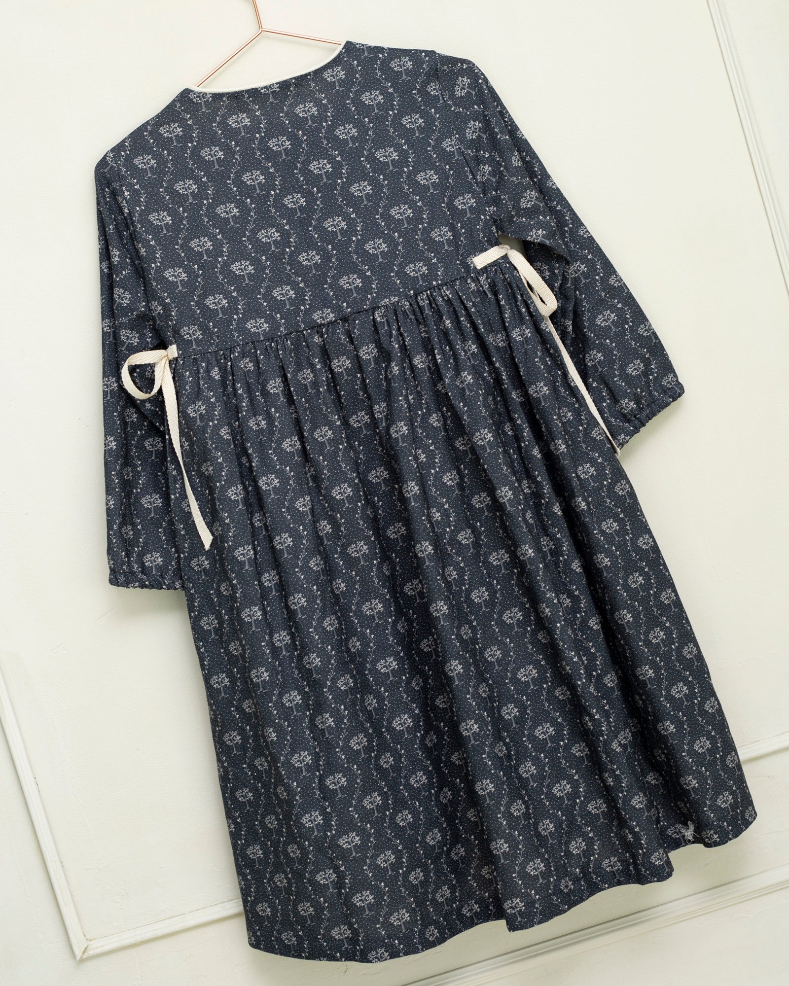 Vestido lino azul noche estampado arboles Cosmosophie