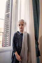 Vestido azul noche con flores y oro Cosmosophie