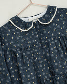 Vestido azul noche con flores y oro Cosmosophie