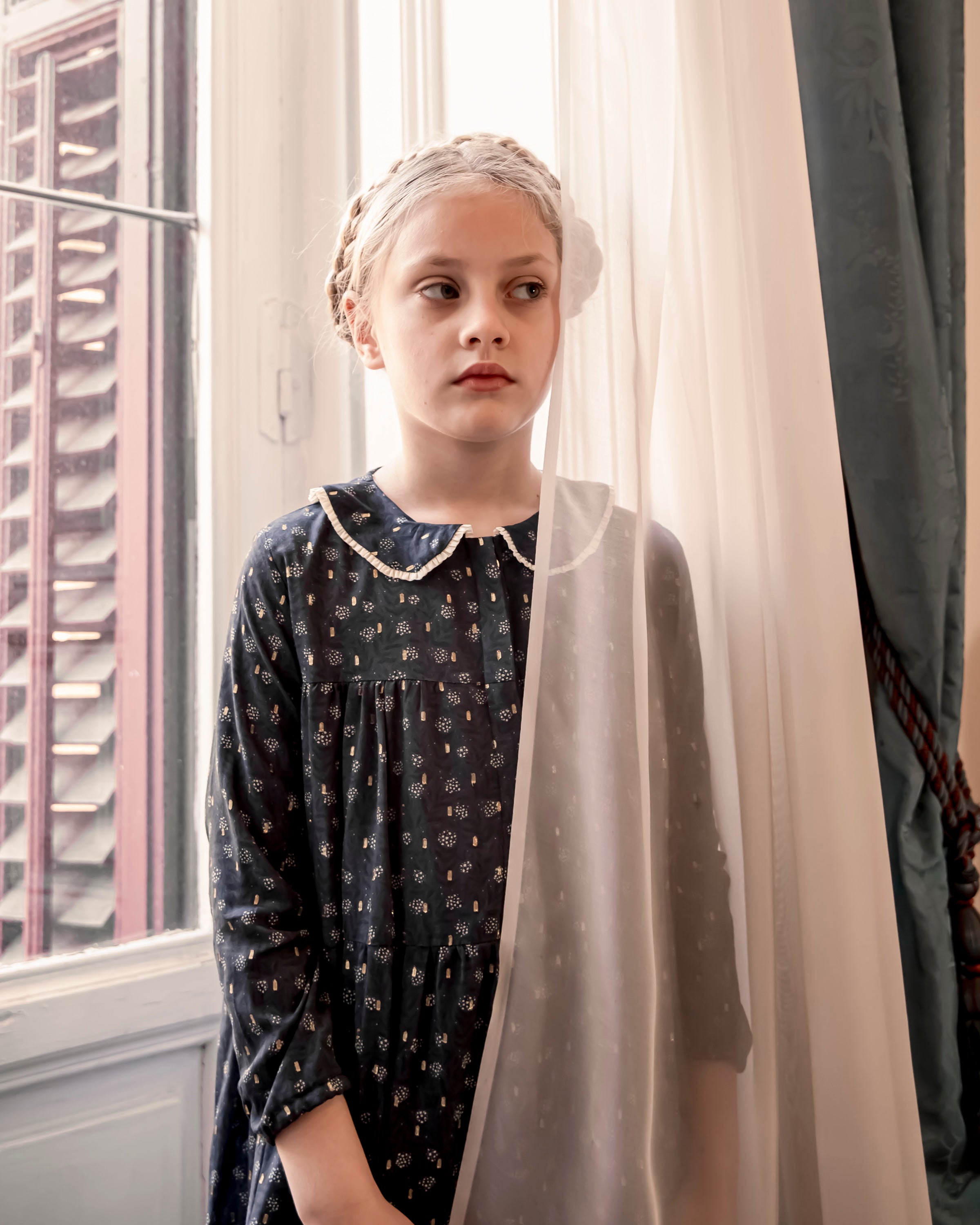 Vestido azul noche con flores y oro Cosmosophie