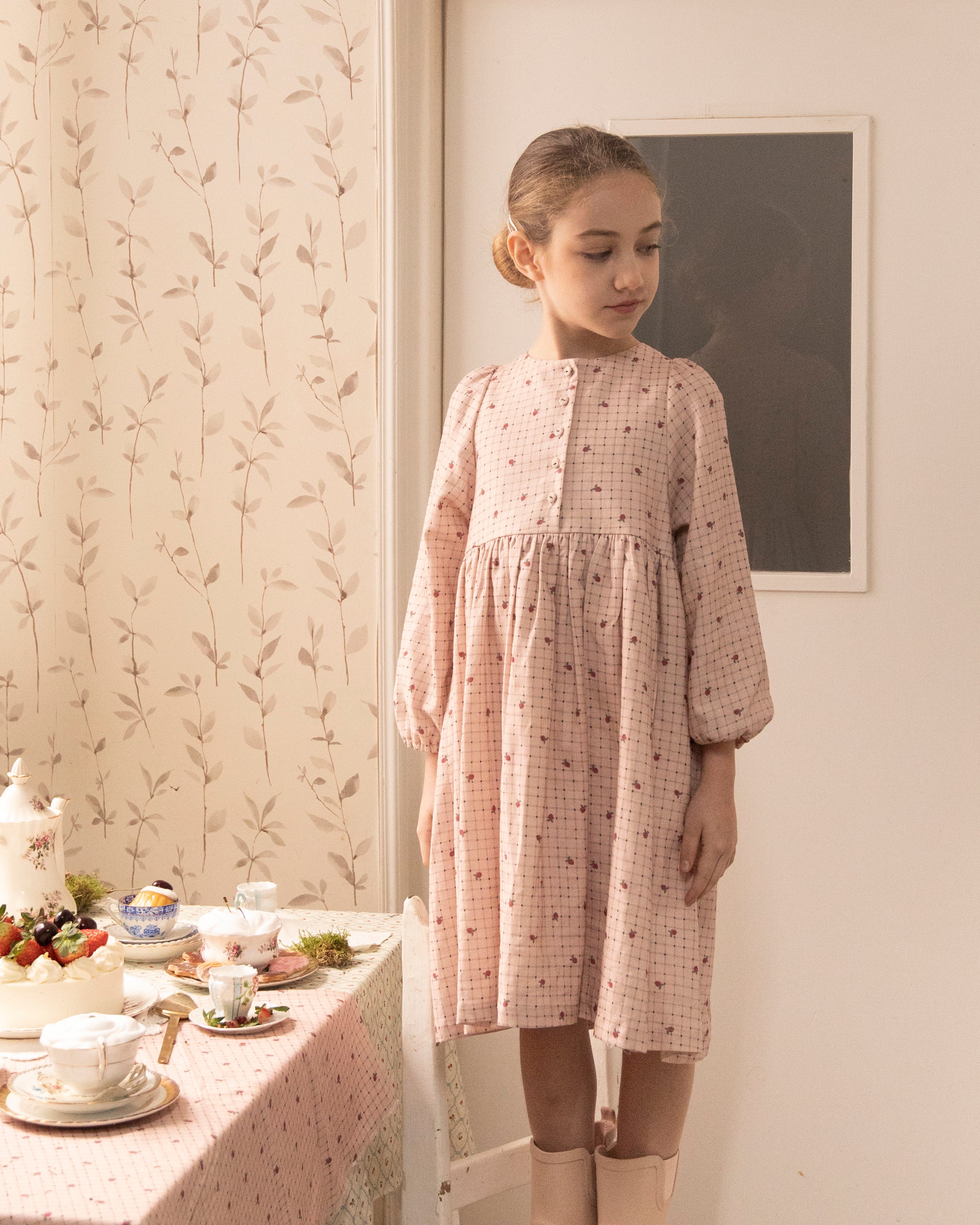 Vestido vichy rosa con fresas modelo Fiona de Cosmosophie