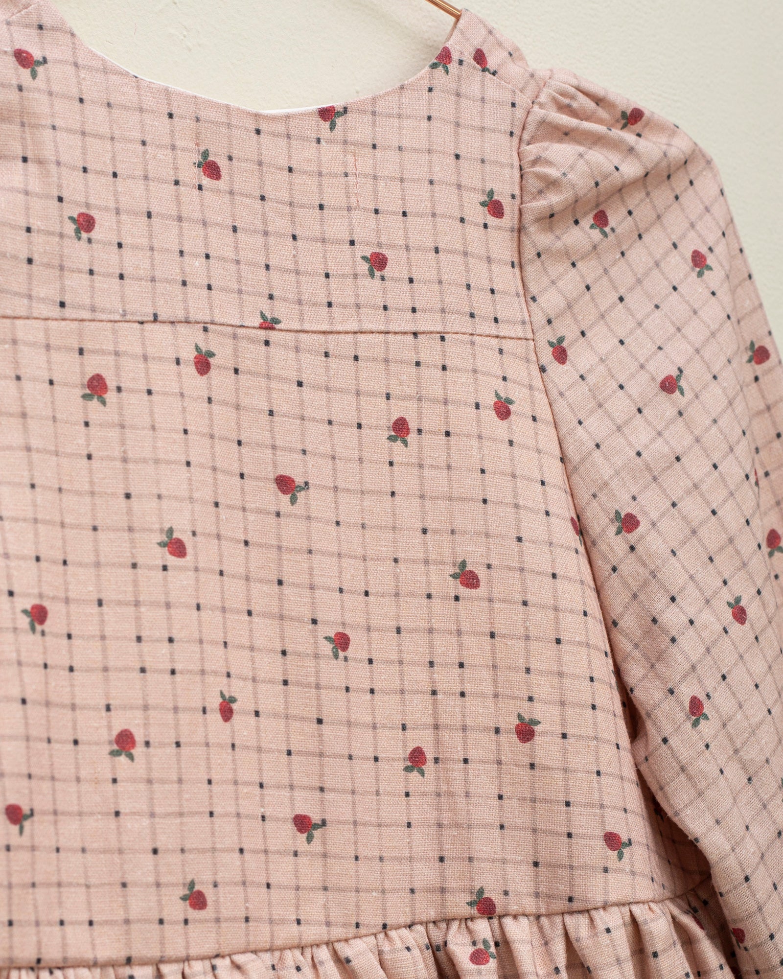 Vestido vichy rosa con fresas modelo Fiona de Cosmosophie