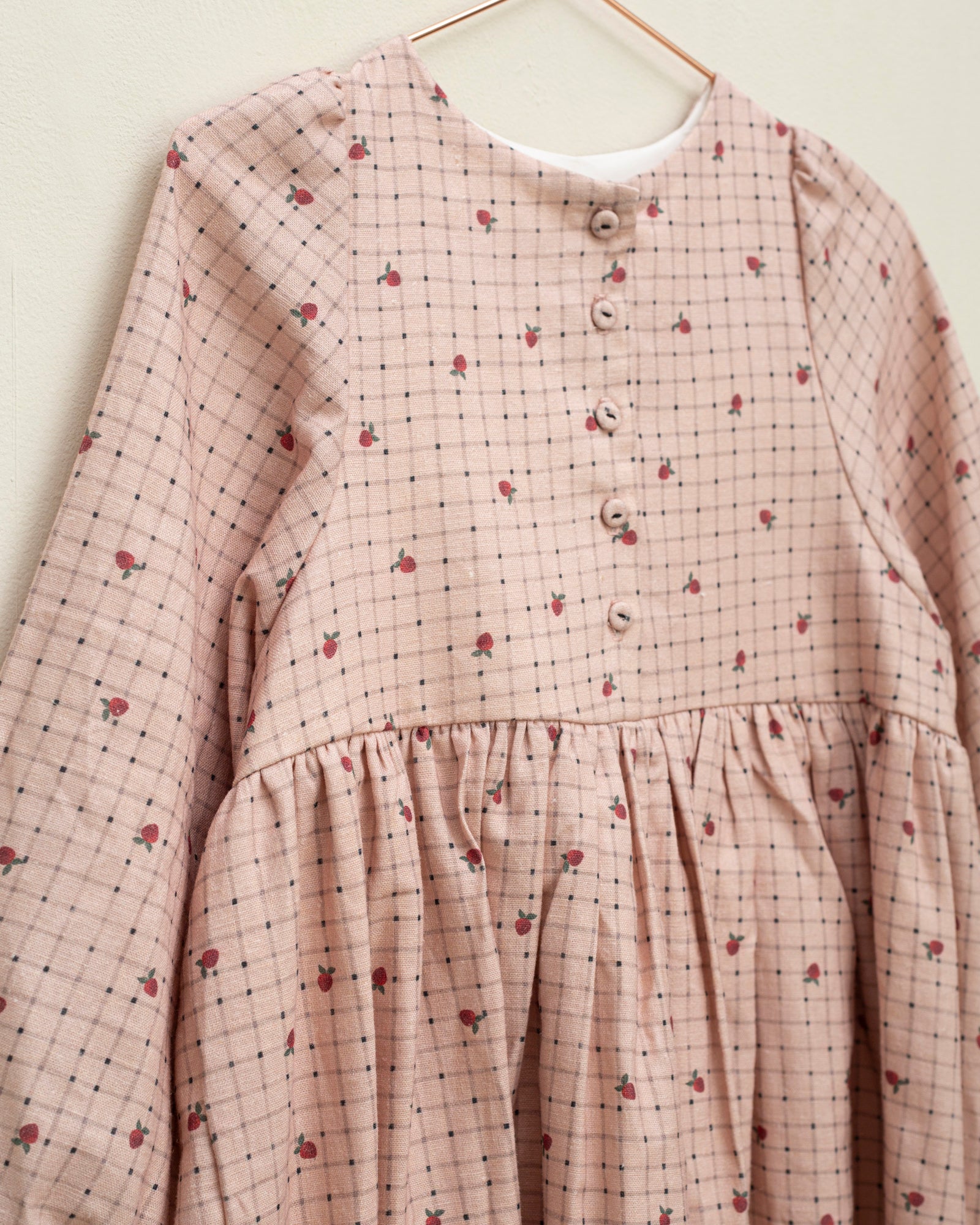 Vestido vichy rosa con fresas modelo Fiona de Cosmosophie