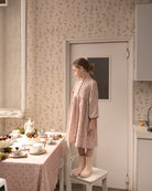 Vestido vichy rosa con fresas modelo Fiona de Cosmosophie