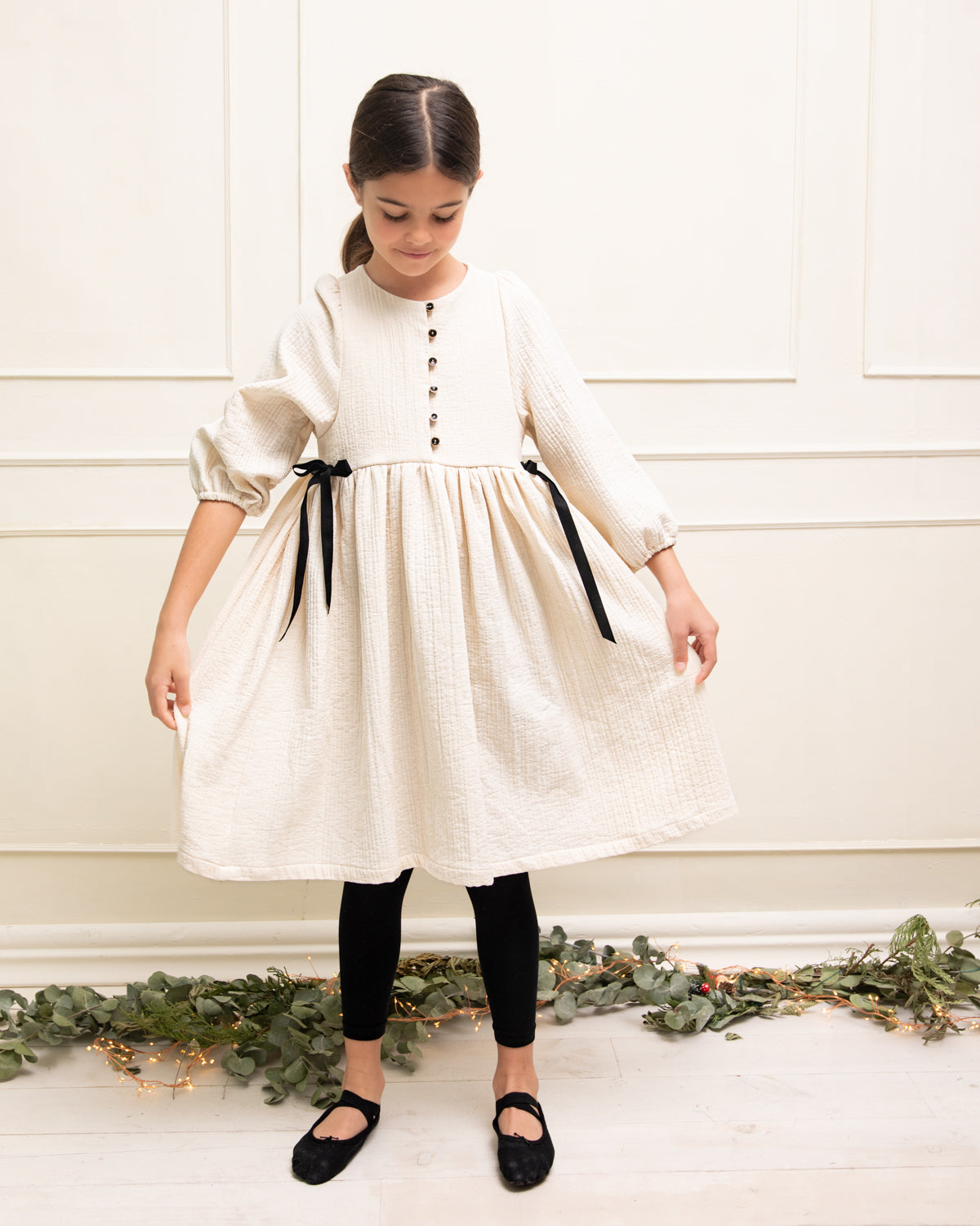 vestido beige claro con botones y lazos en negro Cosmosophie