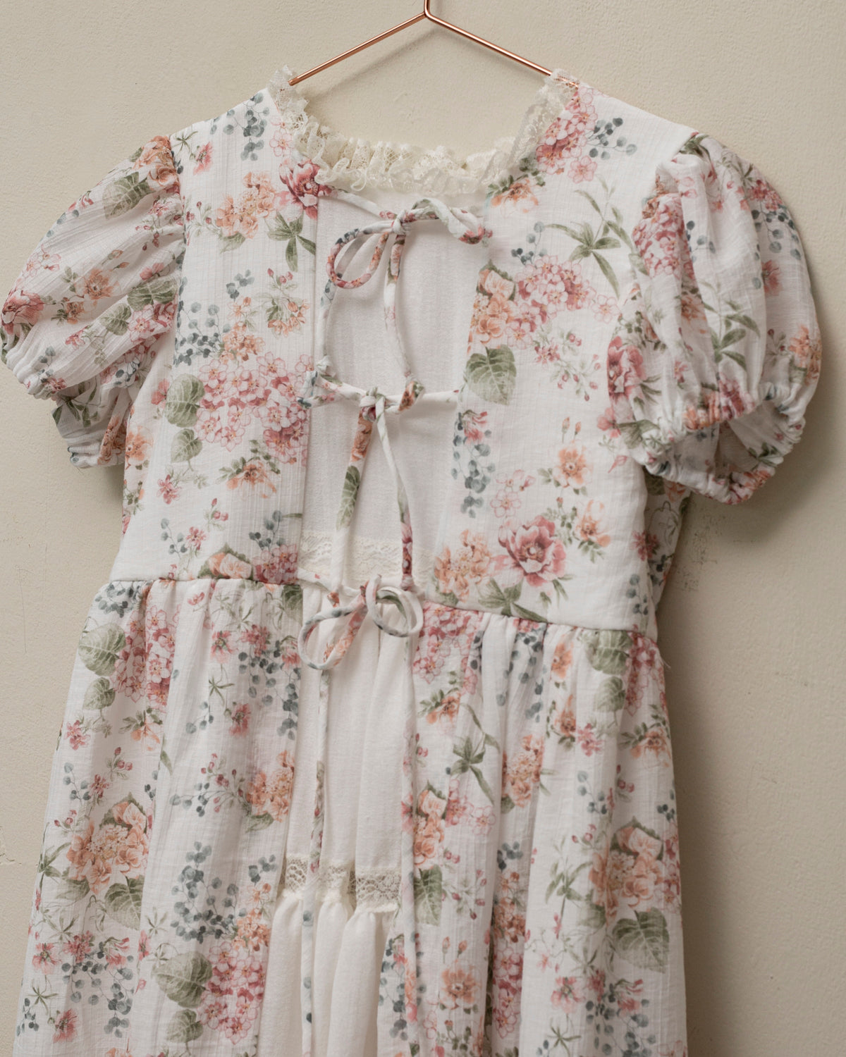 Vestido largo Arras en flores y blanco. con lazitos y encaje. Cosmosophie