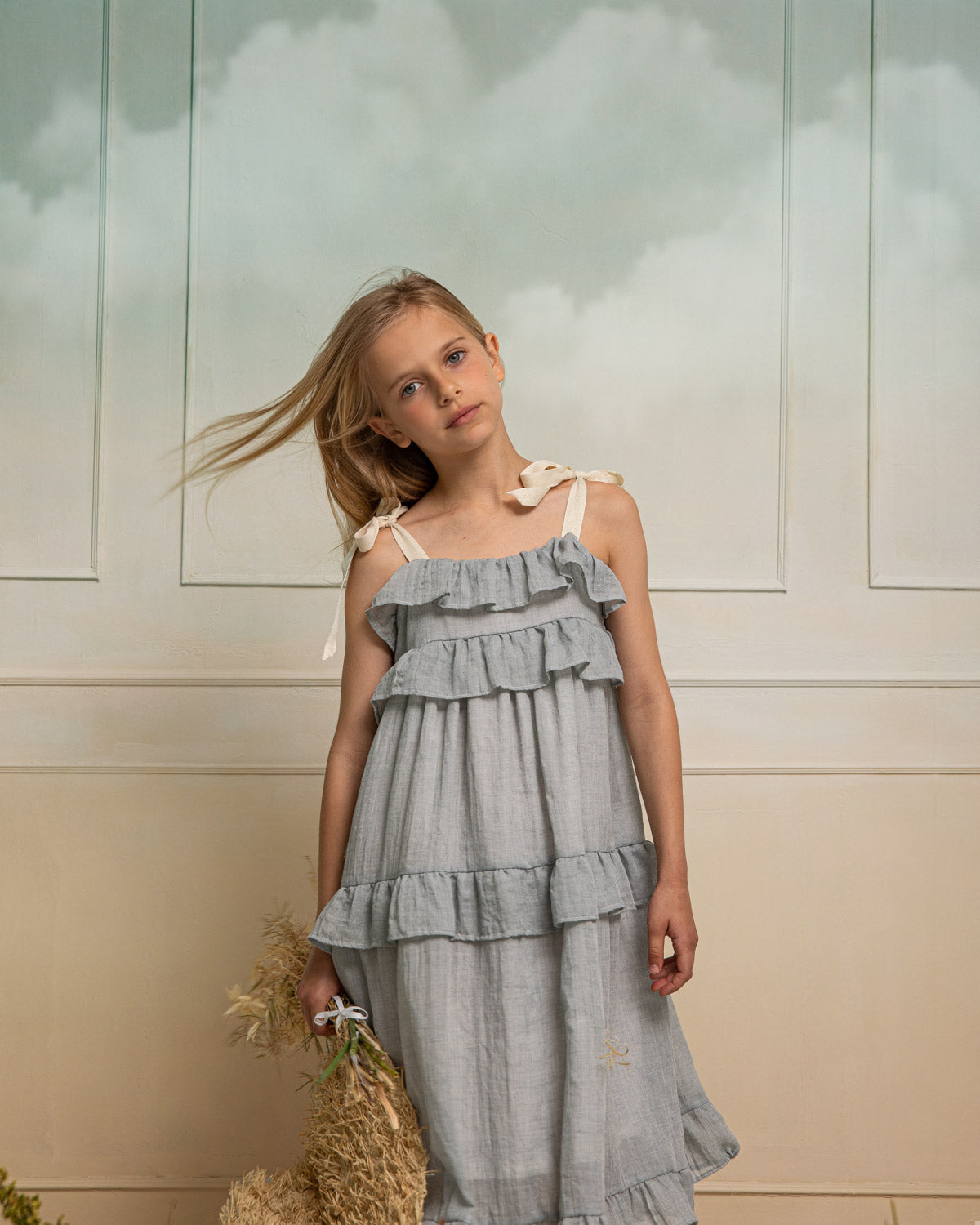 Vestido elegante adolescente en gris claro tirantes Cosmosophie
