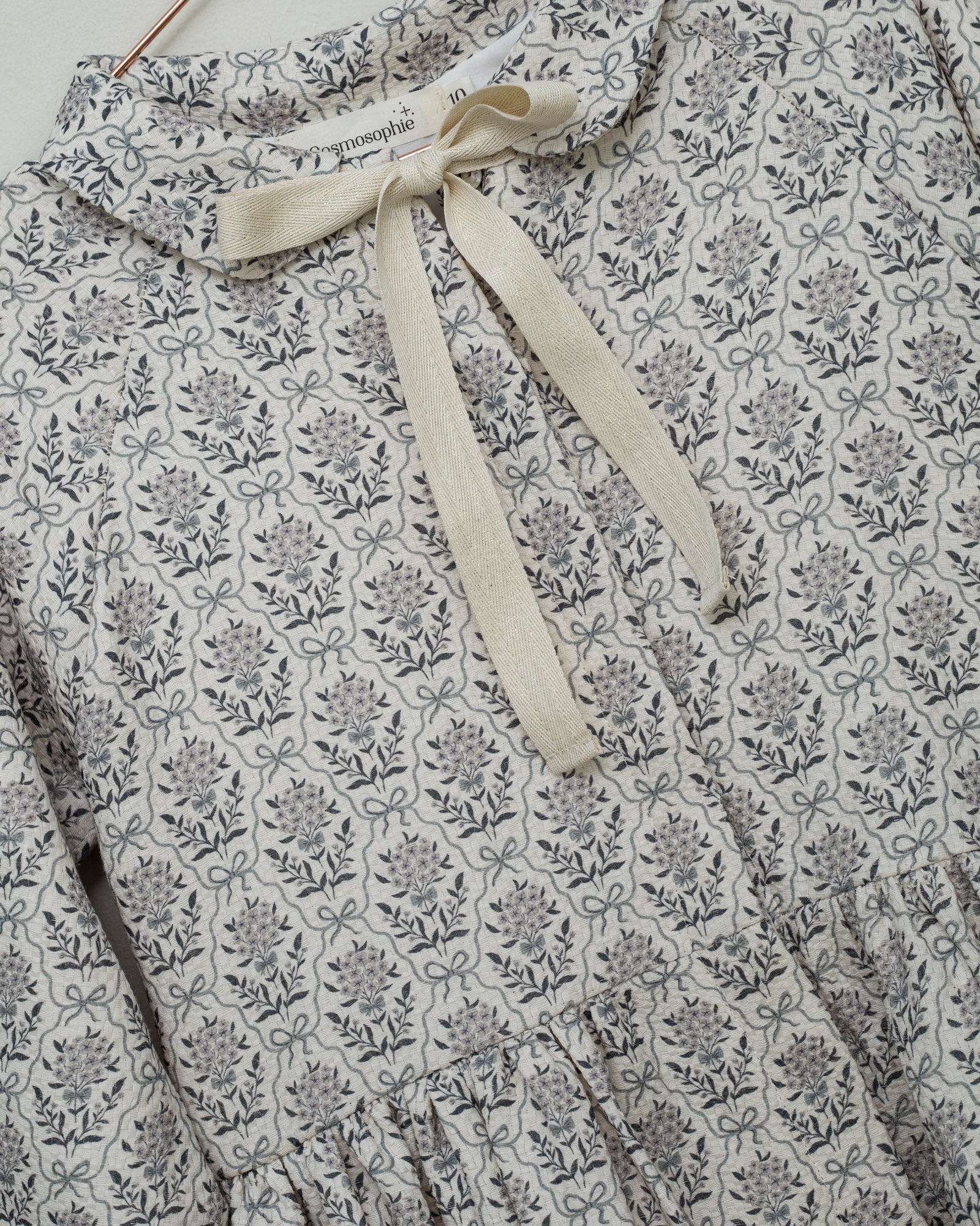 Vestido en beige con flores en gris y azul para adolescente Cosmosophie