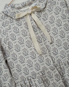 Vestido en beige con flores en gris y azul para adolescente Cosmosophie