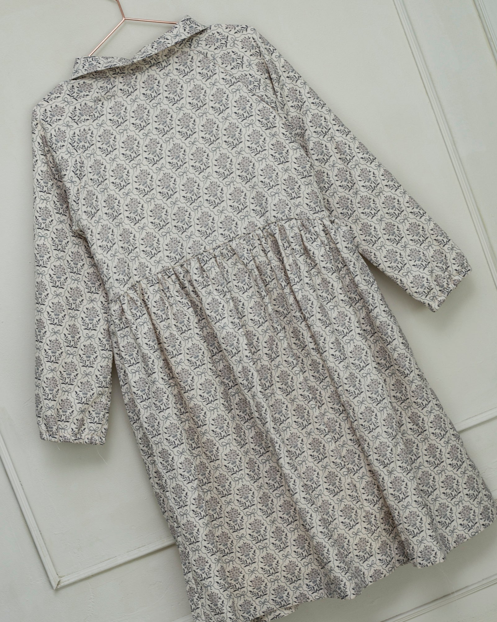 Vestido en beige con flores en gris y azul para adolescente Cosmosophie