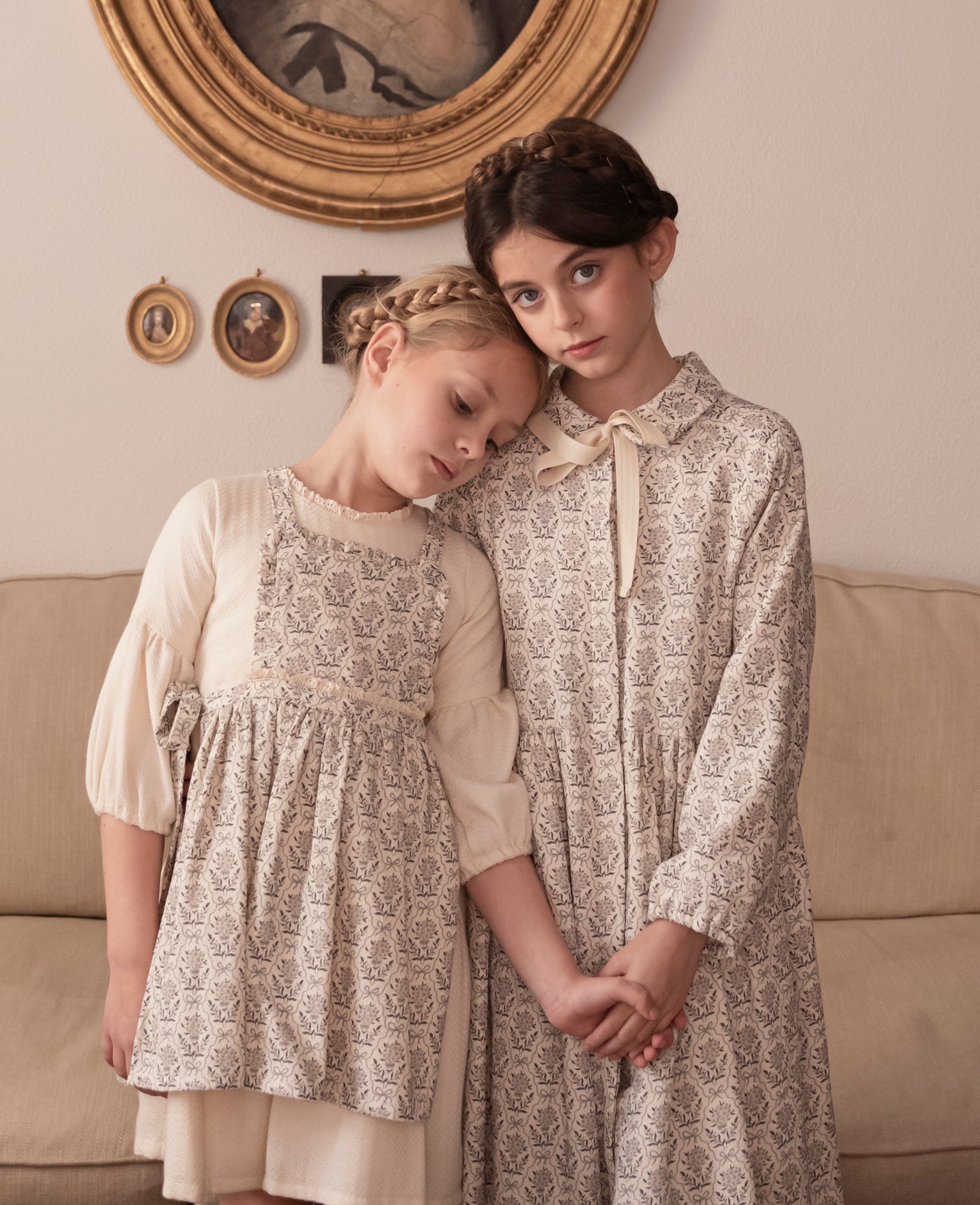 Vestido en beige con flores en gris y azul para adolescente Cosmosophie