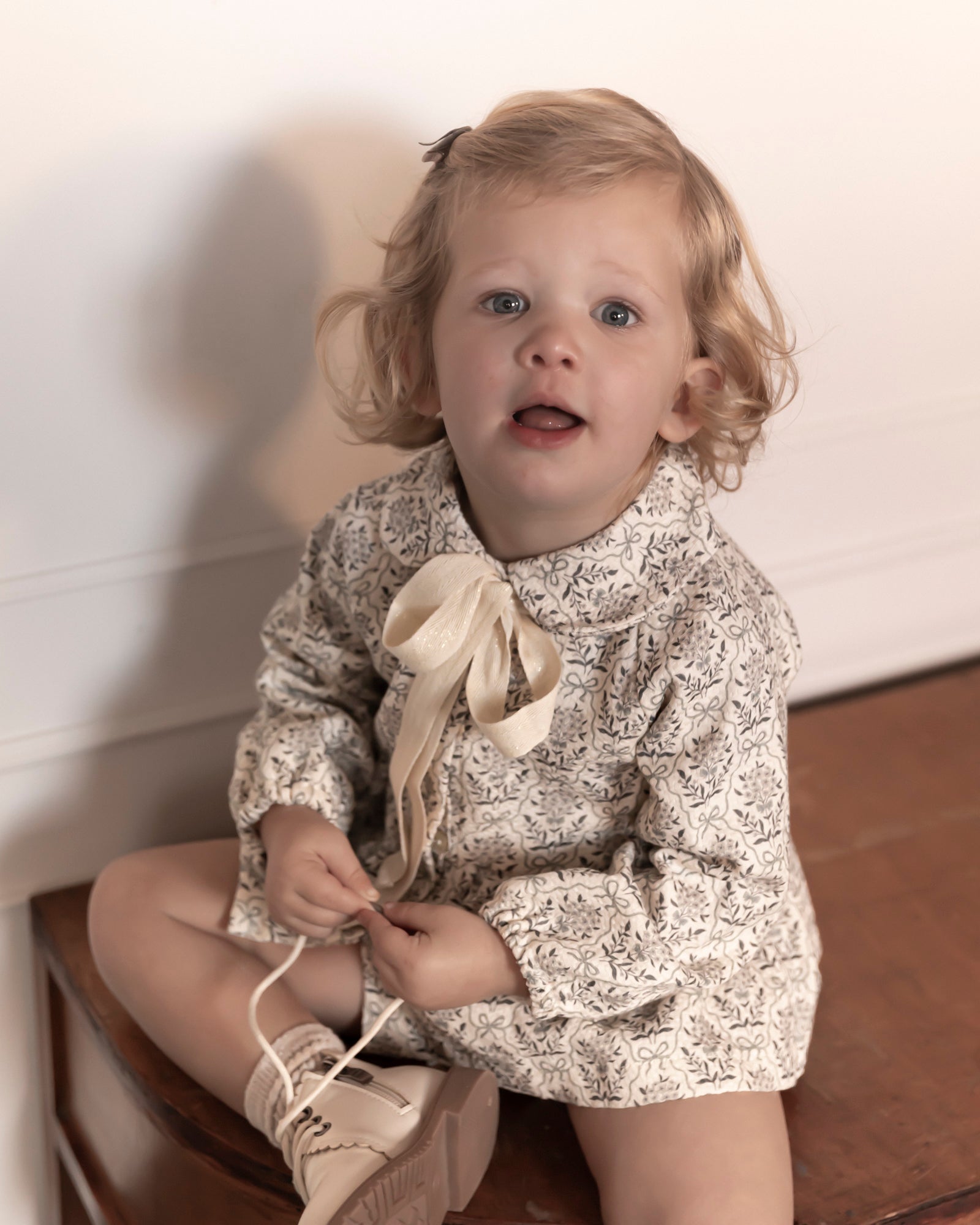 Conjunto bebe crudo con flores en azul Cosmosophie