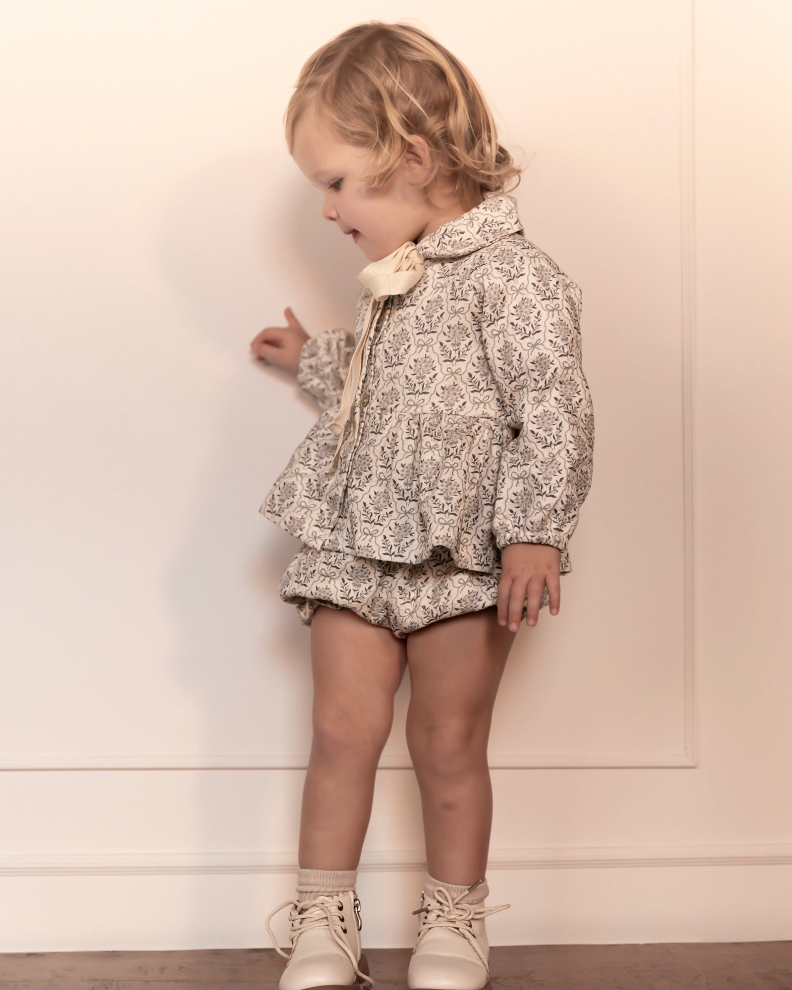 Conjunto bebe crudo con flores en azul Cosmosophie