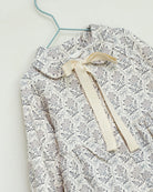 Vestido en beige con flores en gris y azul para adolescente Cosmosophie