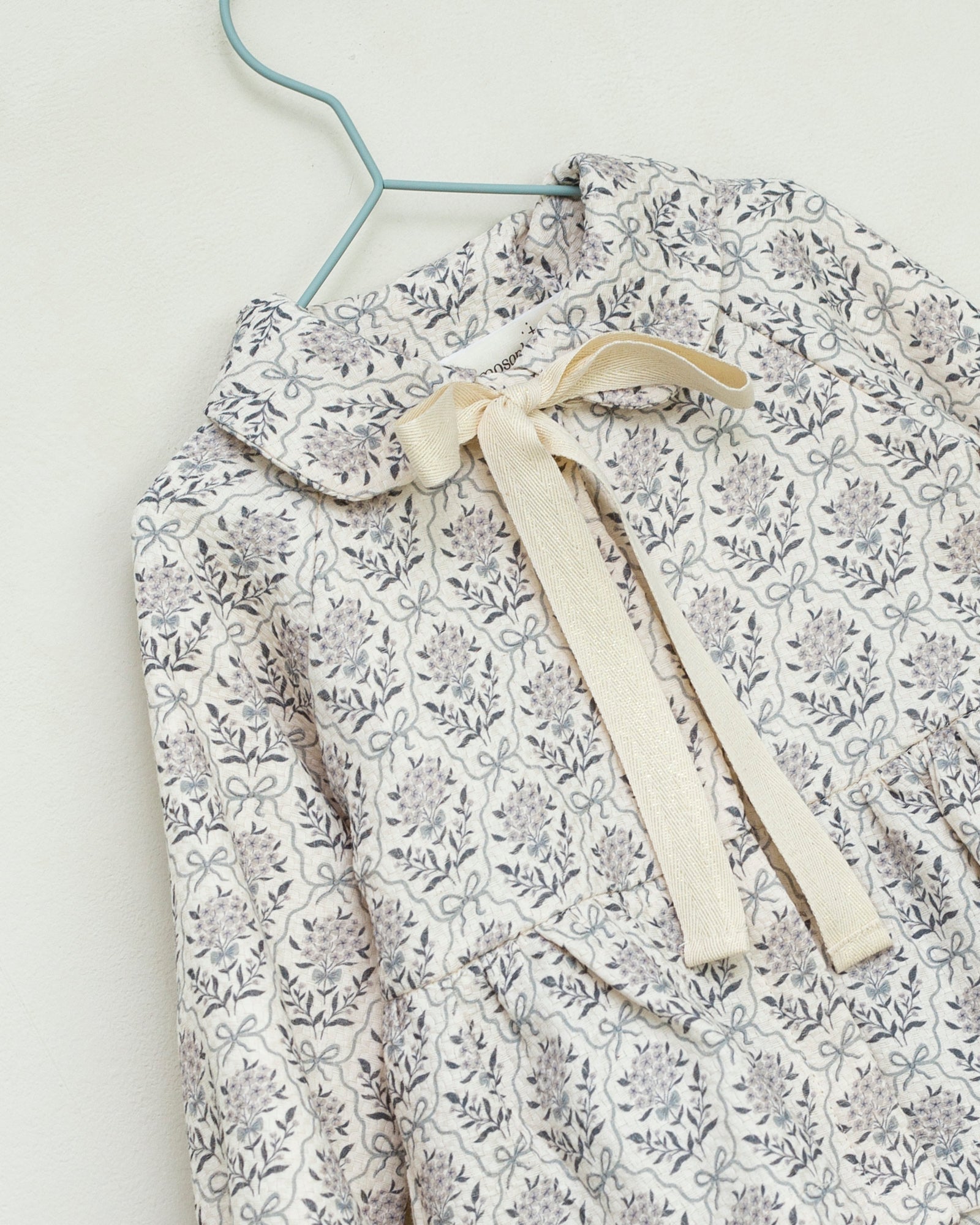 Vestido en beige con flores en gris y azul para adolescente Cosmosophie