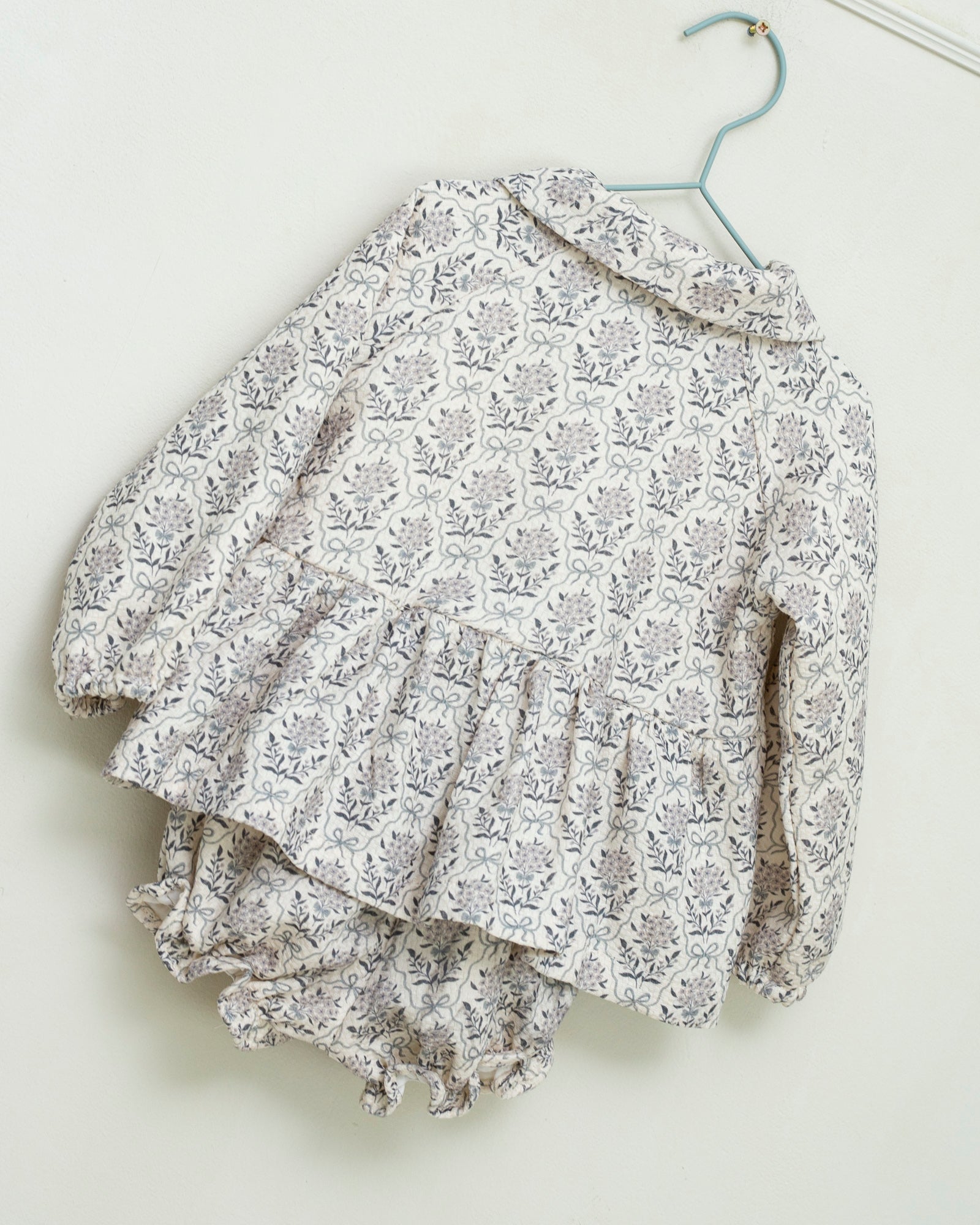 Conjunto bebe crudo con flores en azul Cosmosophie