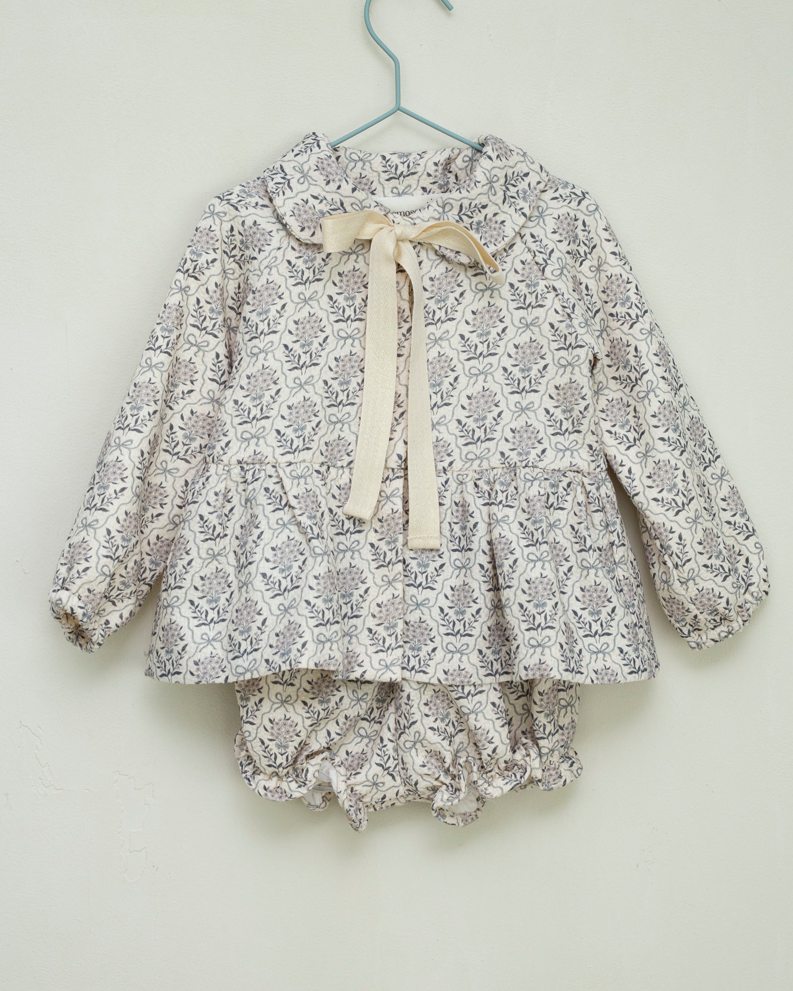 Conjunto bebe crudo con flores en azul Cosmosophie