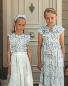 Vestido pichi con volantes en el pecho y estampado de flores en tonos azules. Cosmosophie