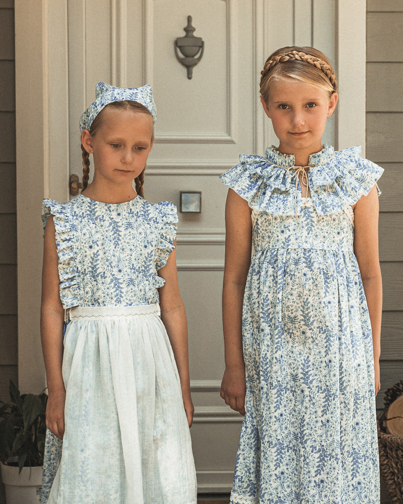 Vestido pichi con volantes en el pecho y estampado de flores en tonos azules. Cosmosophie