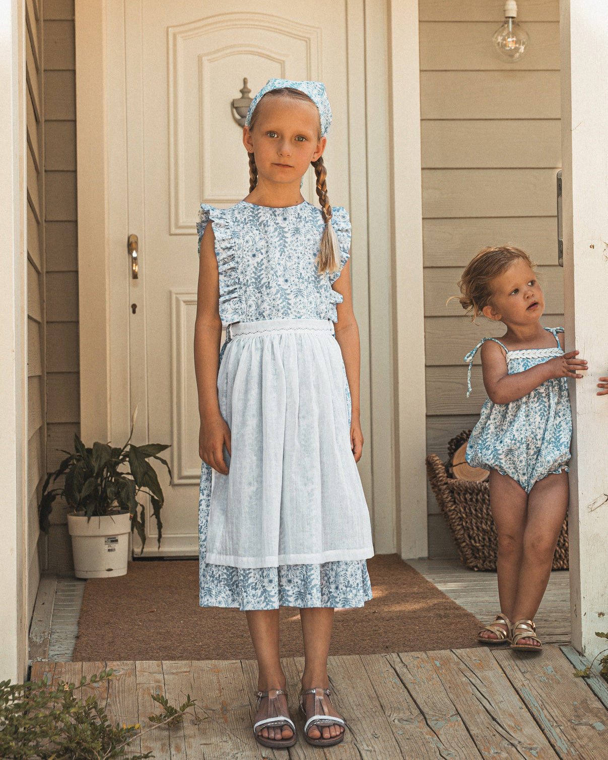 Vestido pichi con volantes en el pecho y estampado de flores en tonos azules. Cosmosophie