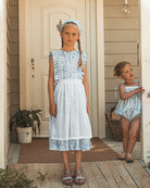 Vestido pichi con volantes en el pecho y estampado de flores en tonos azules. Cosmosophie