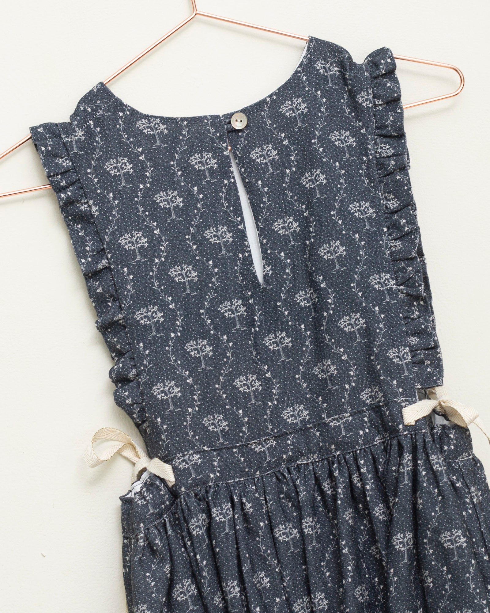 Pichi Hermes de lino azul marino con estampado de arboles de Cosmosophie.