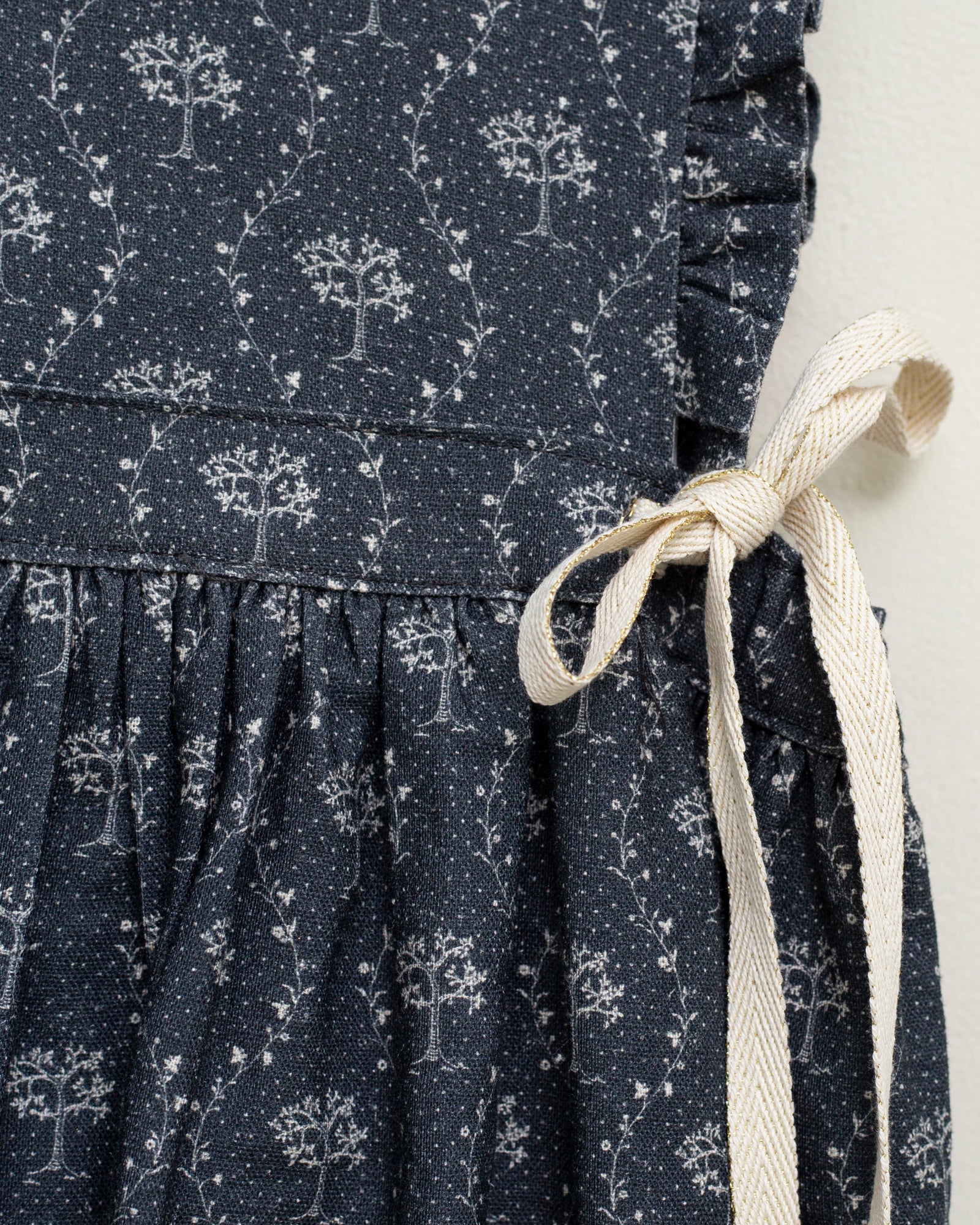 Pichi Hermes de lino azul marino con estampado de arboles de Cosmosophie.