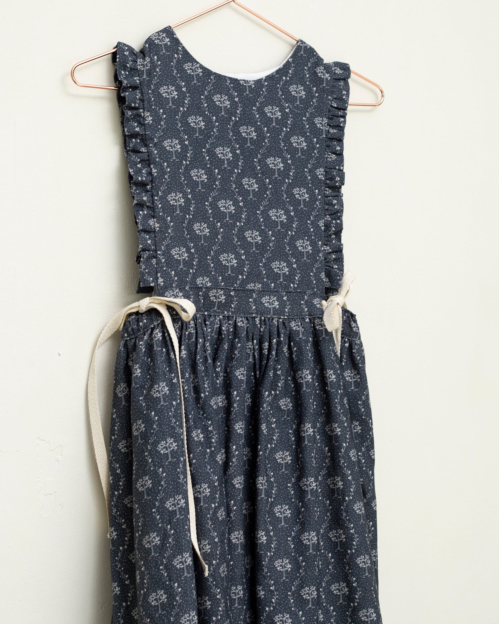 Pichi Hermes de lino azul marino con estampado de arboles de Cosmosophie.