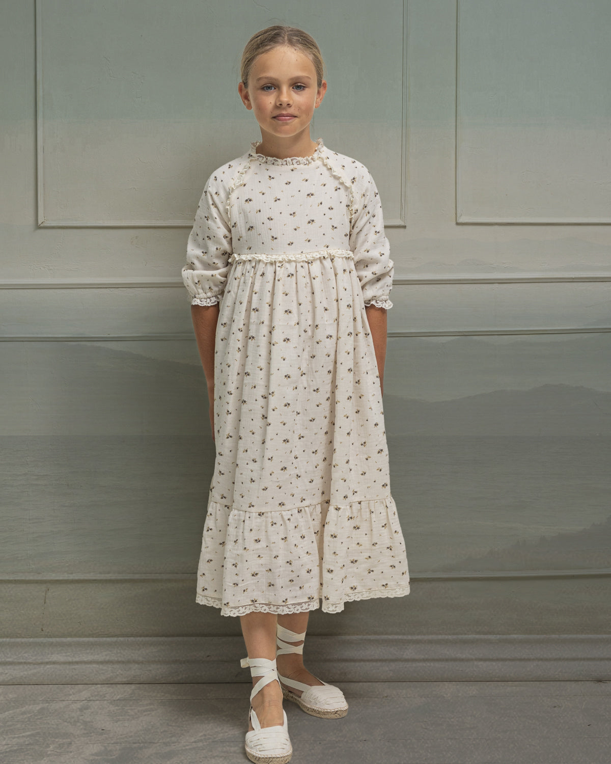 Traje de arras de Invierno con fondo crema y florecitas en tonos grises y mostaza. Con encajes. Cosmosophie