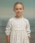Traje de arras de Invierno con fondo crema y florecitas en tonos grises y mostaza. Con encajes. Cosmosophie
