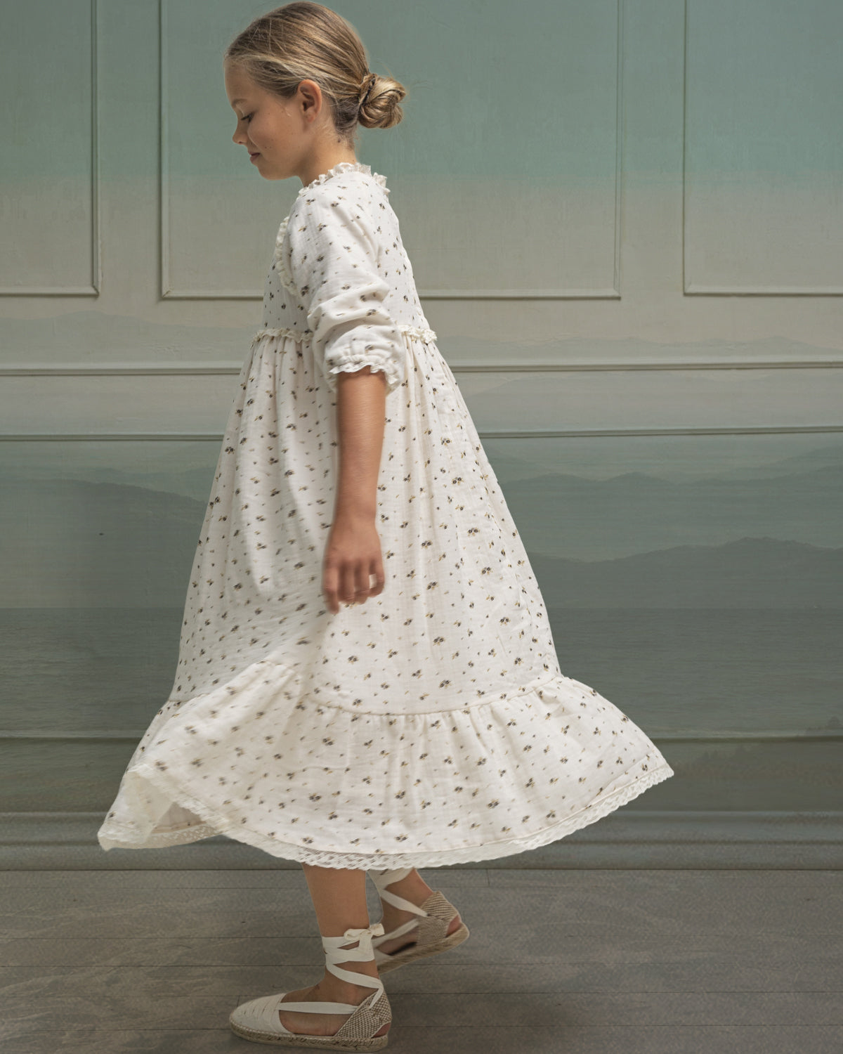 Traje de arras de Invierno con fondo crema y florecitas en tonos grises y mostaza. Con encajes. Cosmosophie