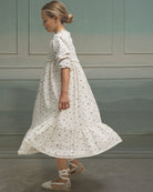 Traje de arras de Invierno con fondo crema y florecitas en tonos grises y mostaza. Con encajes. Cosmosophie