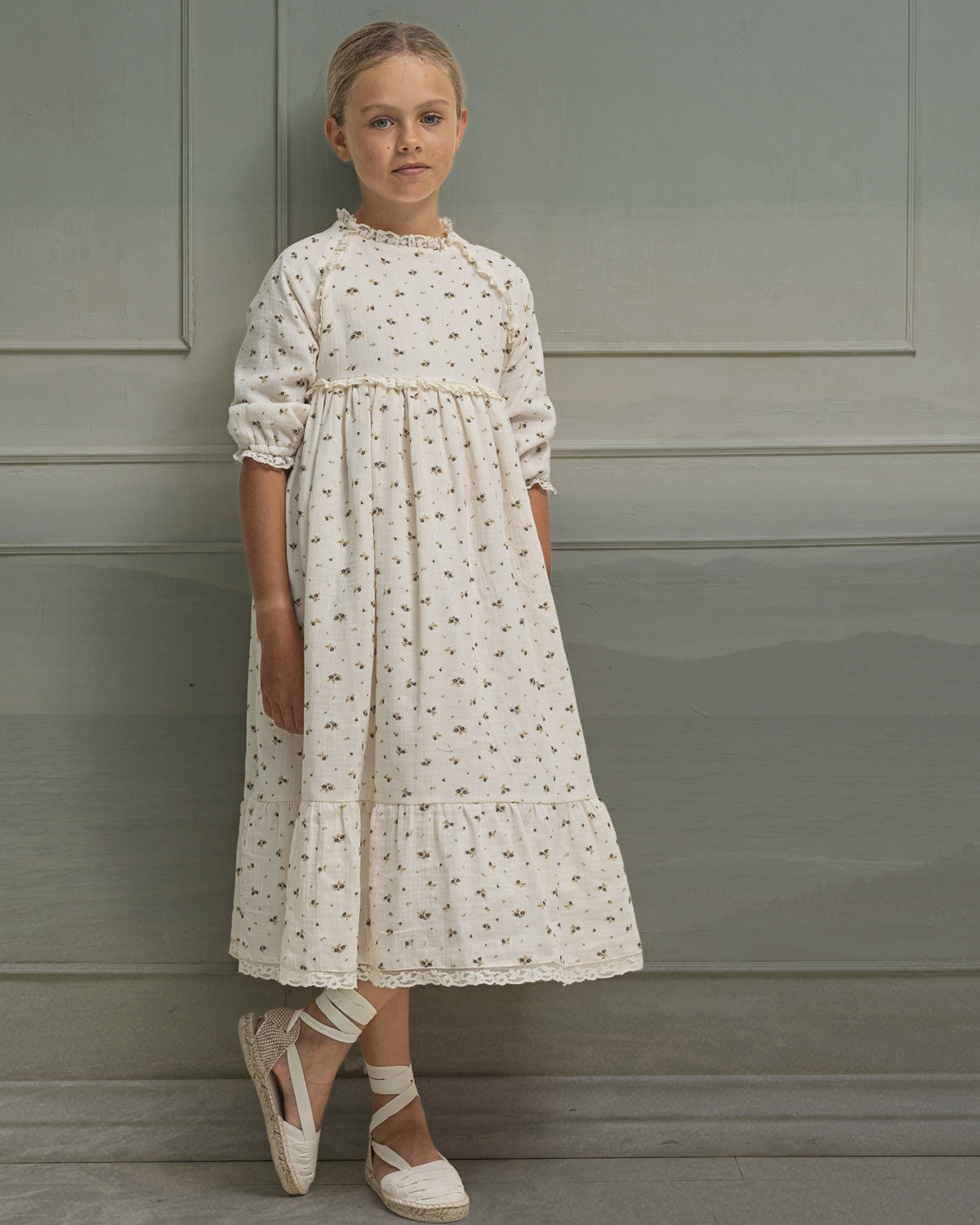 Traje de arras de Invierno con fondo crema y florecitas en tonos grises y mostaza. Con encajes. Cosmosophie