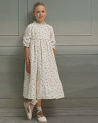 Traje de arras de Invierno con fondo crema y florecitas en tonos grises y mostaza. Con encajes. Cosmosophie