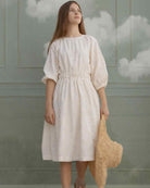 Vestido de Batista bordada en color beige. Vestido de adolescente invitada. Cosmosophie