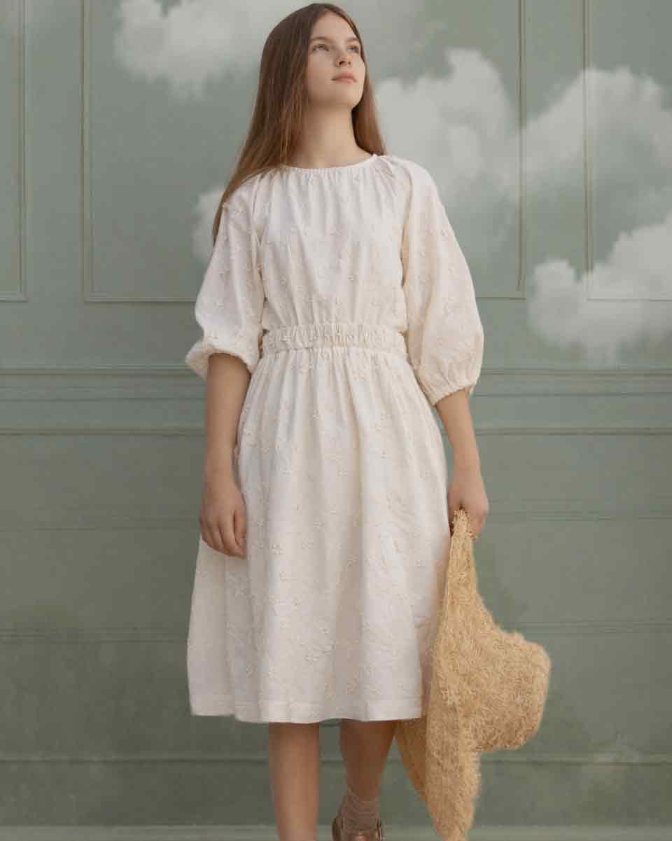 Vestido de Batista bordada en color beige. Vestido de adolescente invitada. Cosmosophie