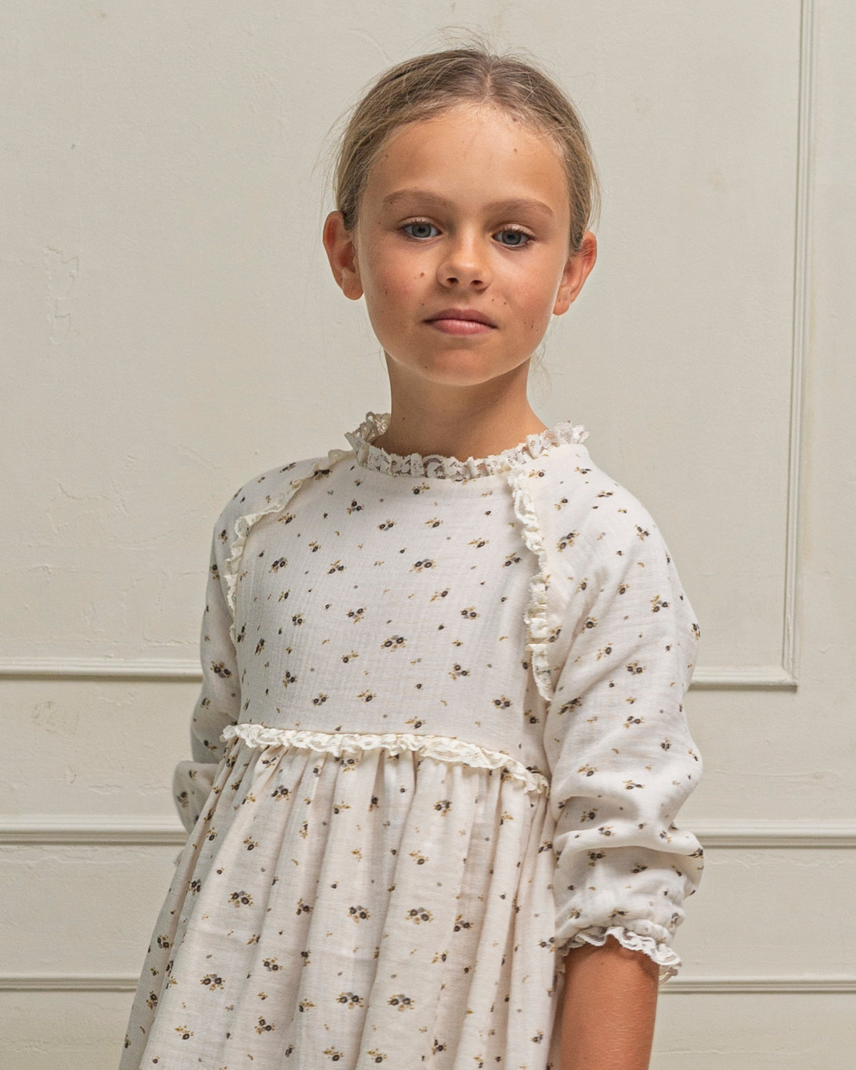 Traje de arras de Invierno con fondo crema y florecitas en tonos grises y mostaza. Con encajes. Cosmosophie