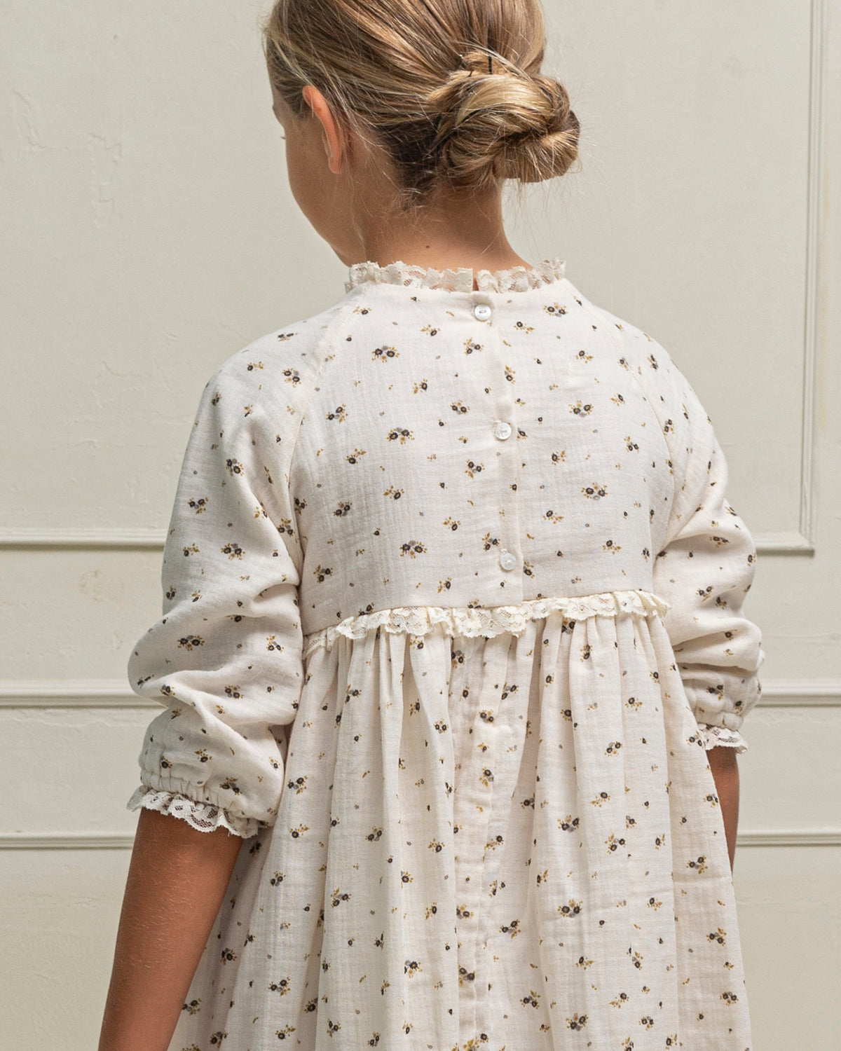 Traje de arras de Invierno con fondo crema y florecitas en tonos grises y mostaza. Con encajes. Cosmosophie