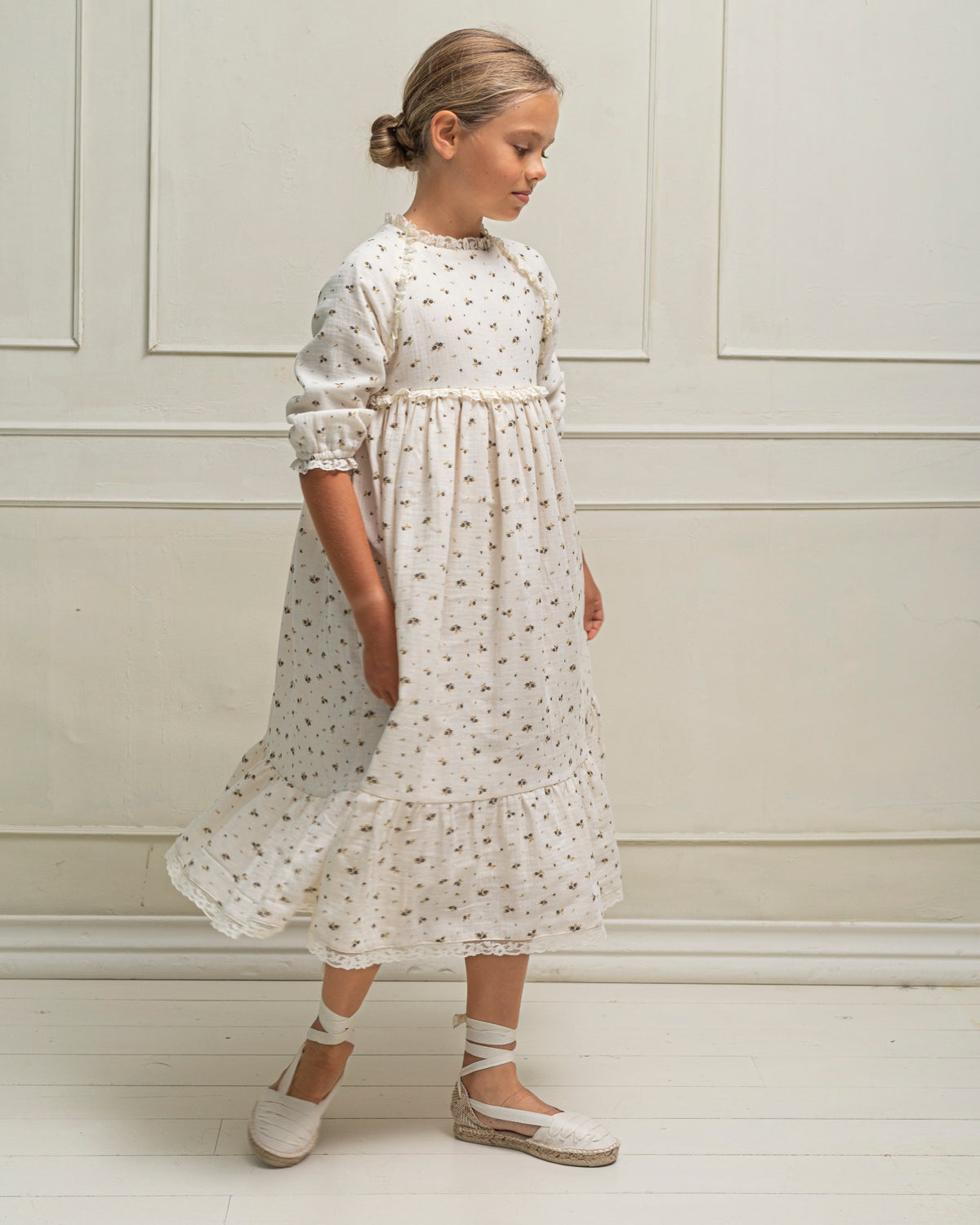 Traje de arras de Invierno con fondo crema y florecitas en tonos grises y mostaza. Con encajes. Cosmosophie