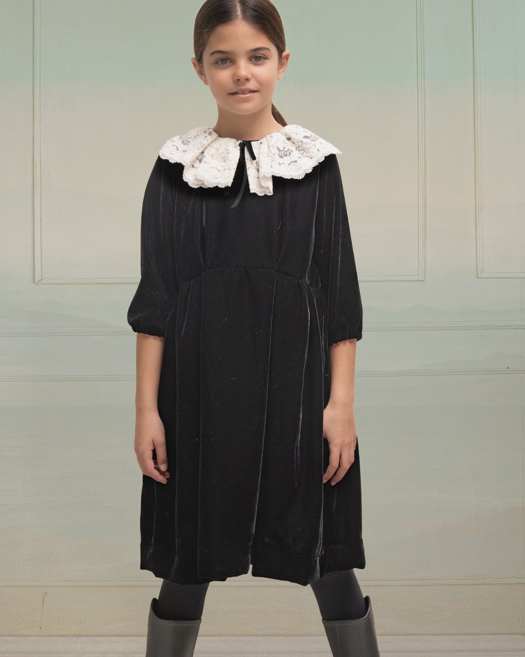 Vestido terciopelo negro con cuello de encaje. Cosmosophie