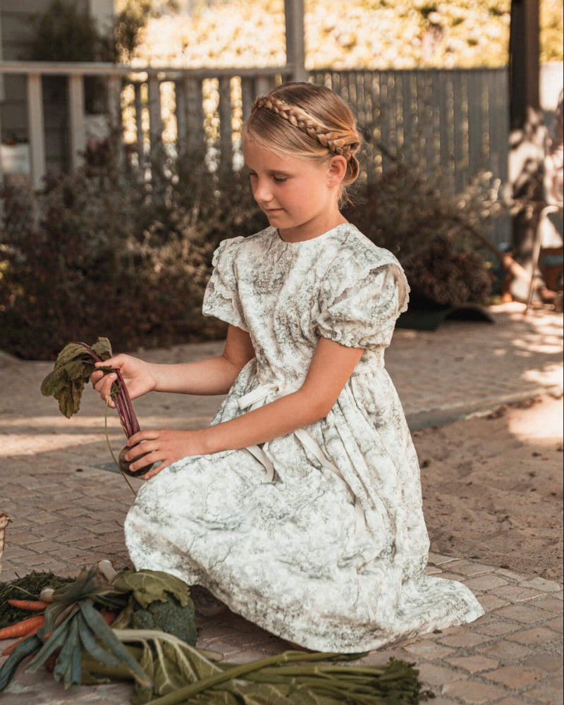 Vestido en batista bordada estampado toile de Jouy Cosmosophie