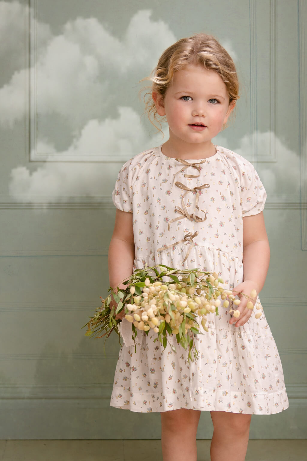 Vestido elegante de invitada para niña y adolescente de flores y puntos dorados. Con lazos en el pecho para bautizo boda o comunion. Cosmosophie