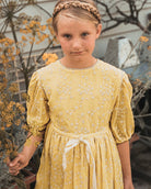 vestido amarillo bordado en blanco Cosmosophie